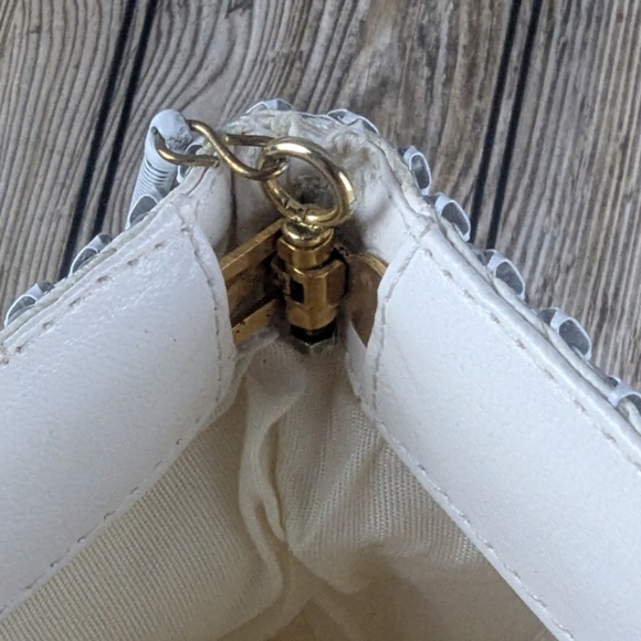 White Metal Scale Crossbody Clutch Handbag With No Makers Tag Inside - Picture 8 of 14